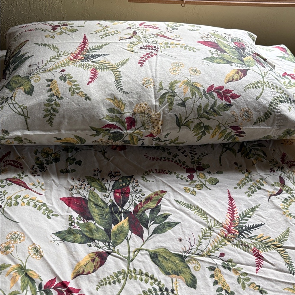 2 twin XL Tribeca Living Floral 100% cotton sheet sets can be used on split king - Picture 2 of 6